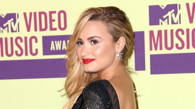DEMI LOVATO VMA WIN.jpg